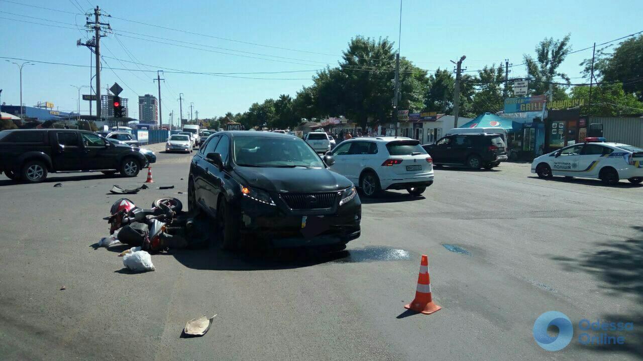 Одесса: возле «Эпицентра» мопед врезался в Lexus