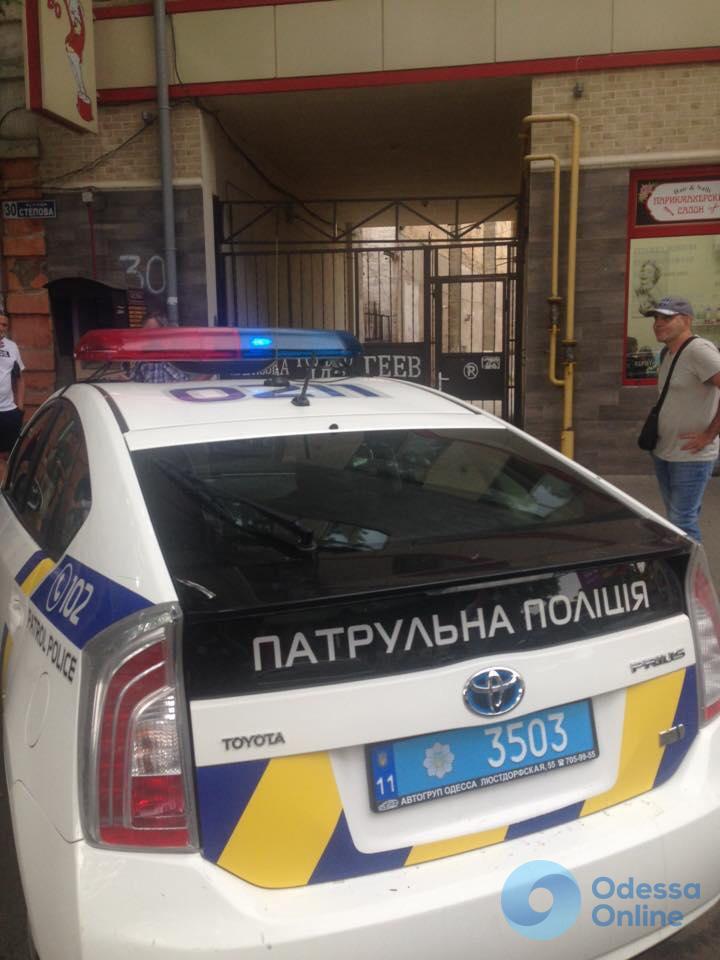 «Только для геев»: полиция неудобно припарковалась на Молдаванке (фотофакт)