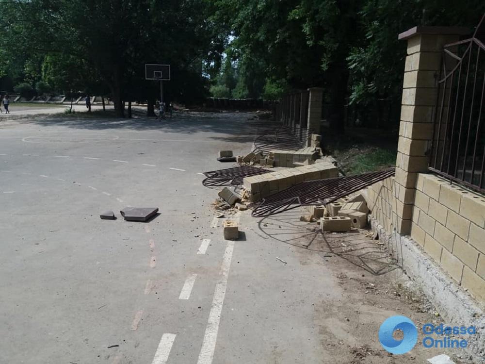 Разнесли забор вокруг школы: мэр Одессы требует наказать вандалов
