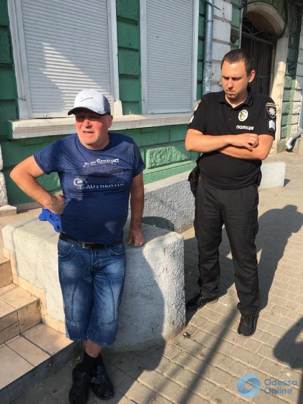 В Одессе задержали уличного грабителя и ищут его жертву
