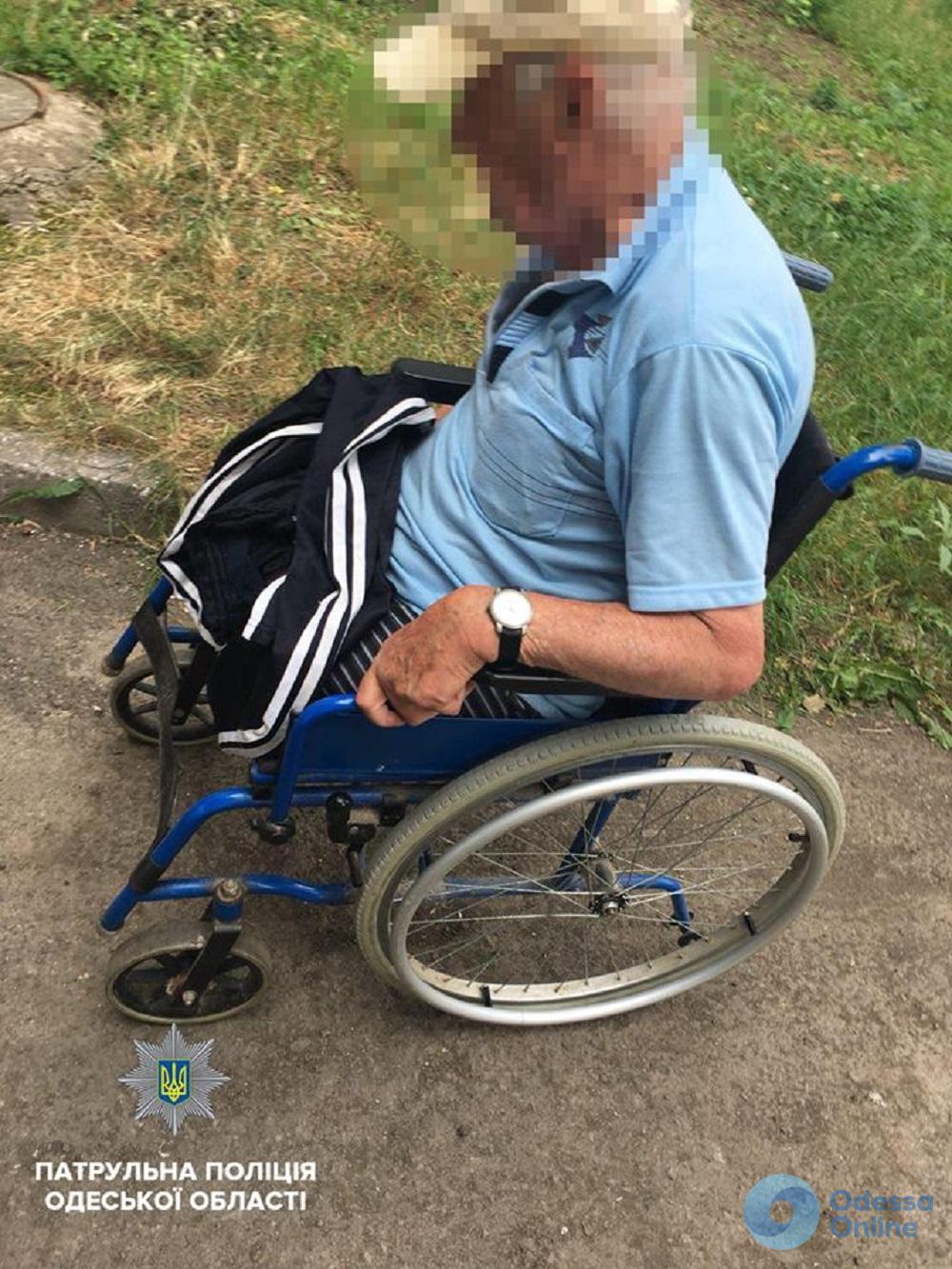 В Одессе патрульные помогли пенсионеру в инвалидной коляске вернуться домой