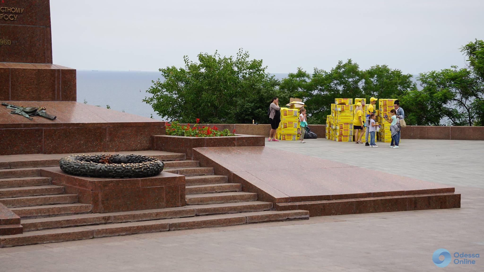 Странный рекламный ход: у памятника Неизвестному матросу в Одессе продают чипсы (фотофакт)