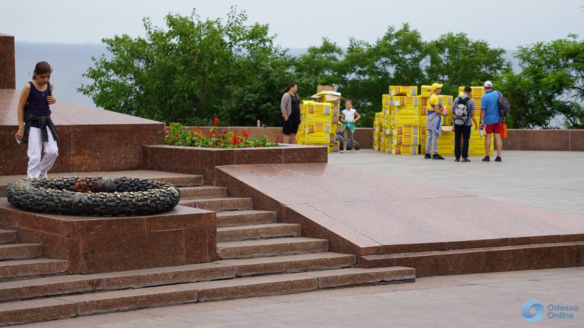 Странный рекламный ход: у памятника Неизвестному матросу в Одессе продают чипсы (фотофакт)