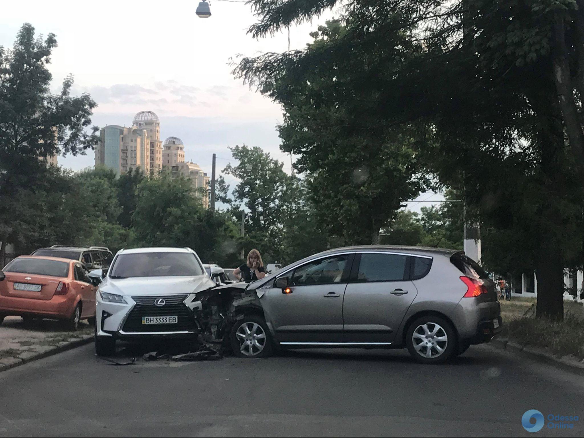 Разбил Lexus и Mercedes: пьяный водитель устроил тройное ДТП в Одессе