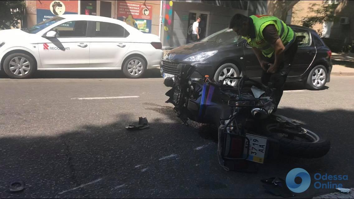 В Одессе столкнулись легковушка и мотоцикл: водитель авто скрылся