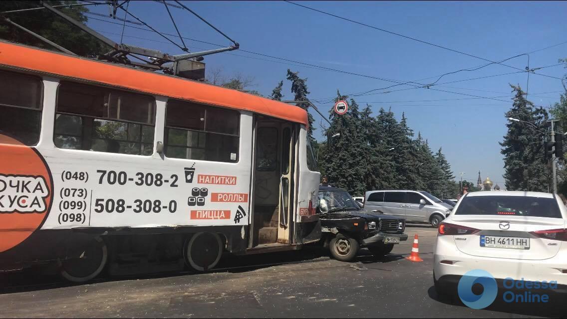 В Одессе трамвай врезался в «Жигули» (обновлено)