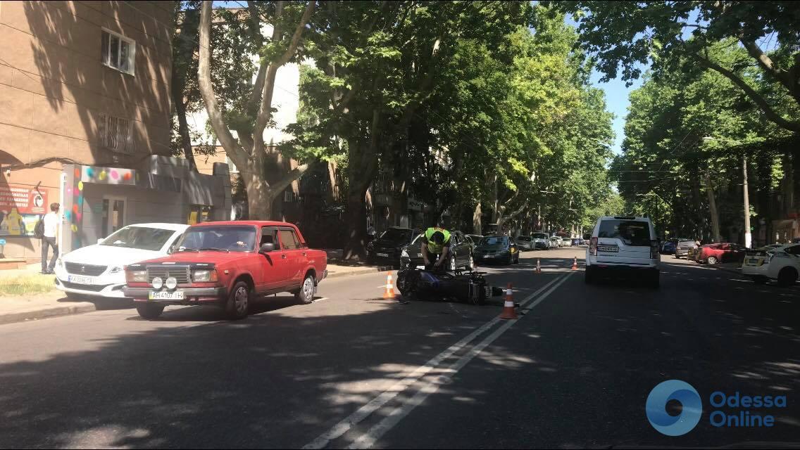 В Одессе столкнулись легковушка и мотоцикл: водитель авто скрылся