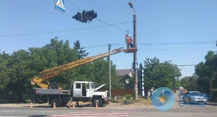 На месте смертельного ДТП на Тираспольском шоссе устанавливают светофор