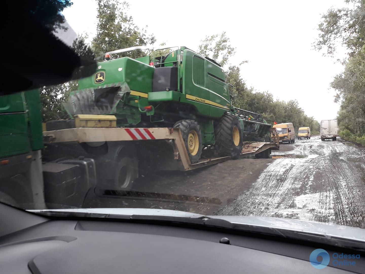 В Одесской области на разбитой дороге застрял тягач с комбайном