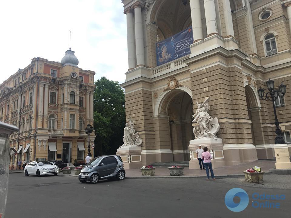 Одесские автохамы продолжают парковаться почти на пороге Оперного театра