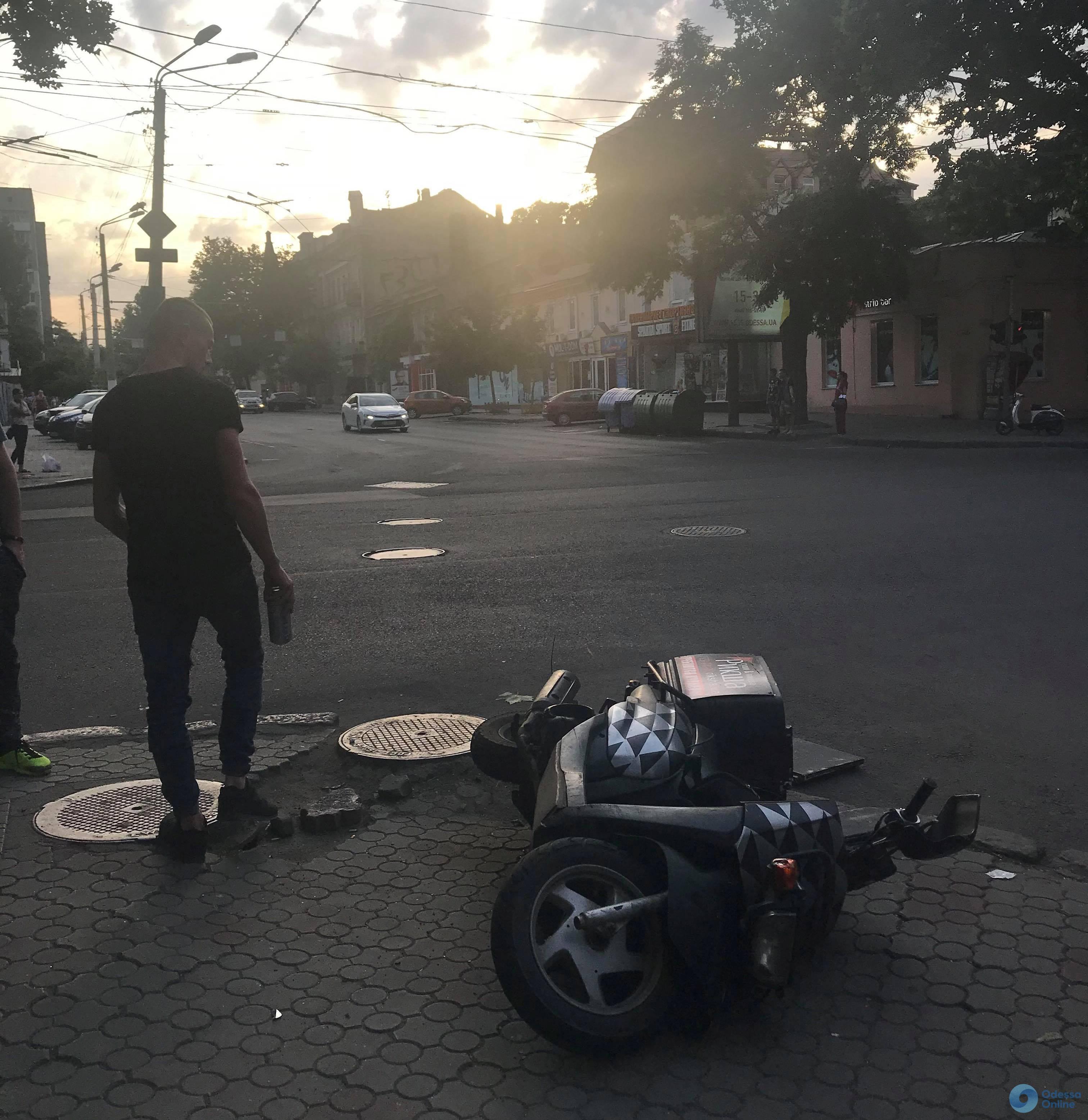 В центре Одессы автомобиль столкнулся с «Рикшей» — мопедиста увезла «скорая»