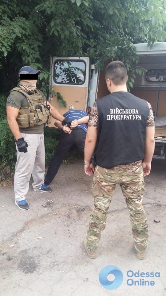 В Одесской области мужчина «убалтывал» матроса украсть два пистолета Макарова