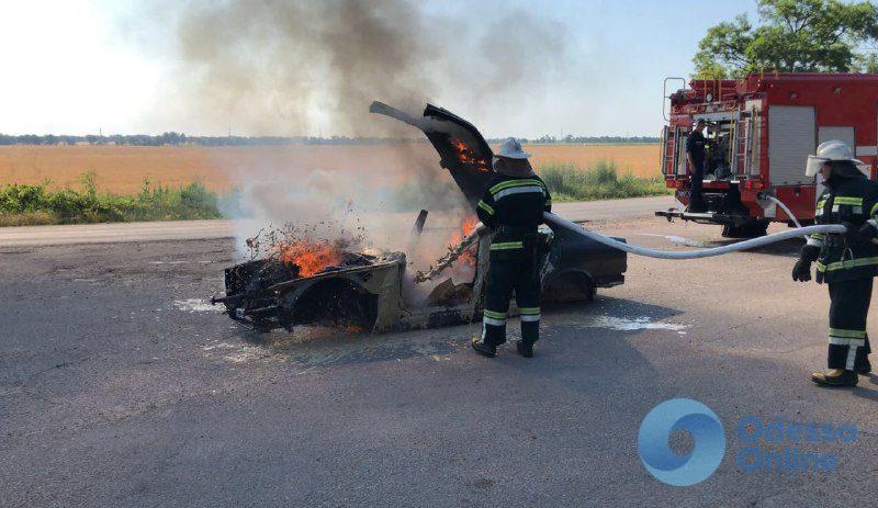 На трассе в Одесской области тушили горящий автомобиль
