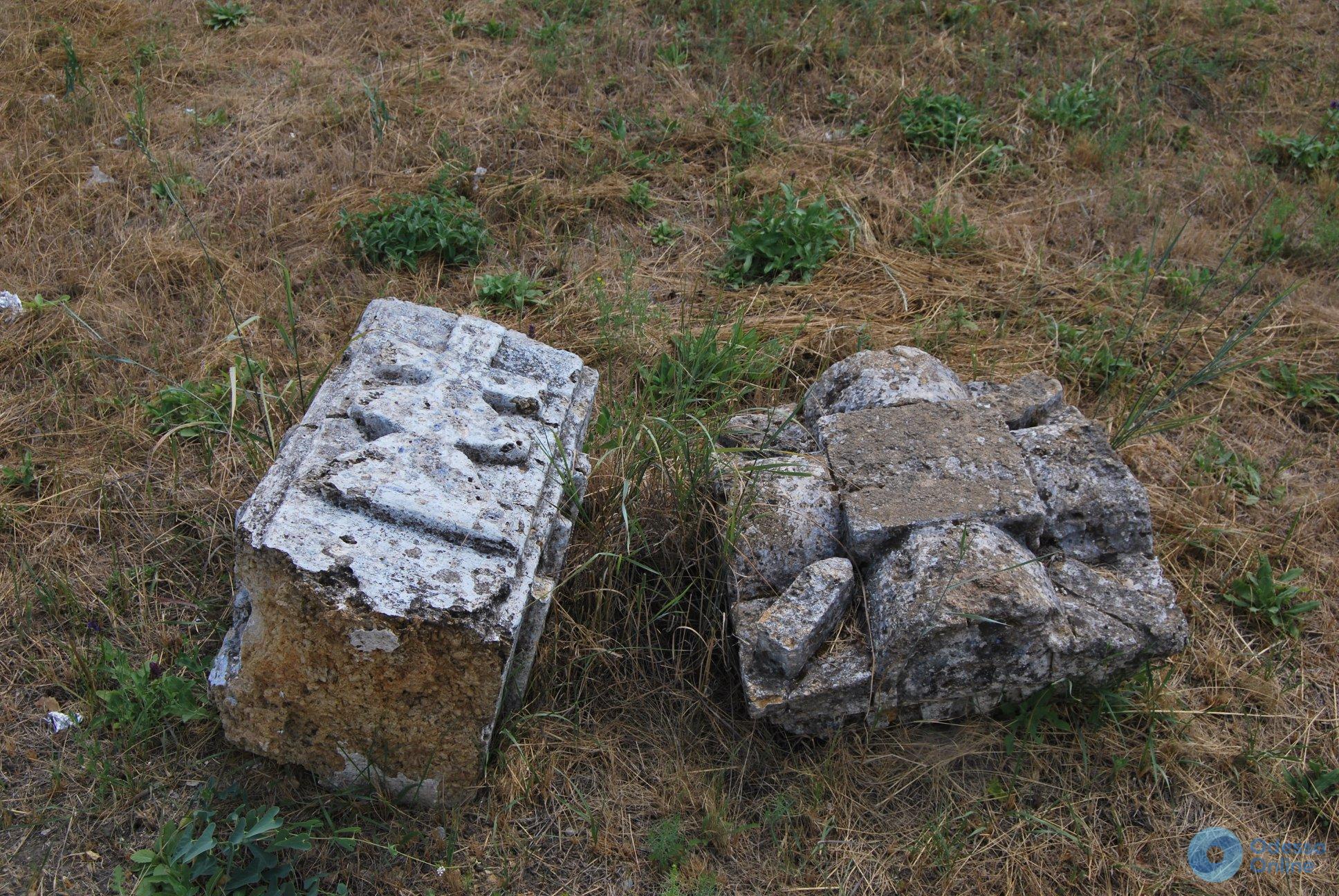 В Усатово разрушают старое казацкое кладбище