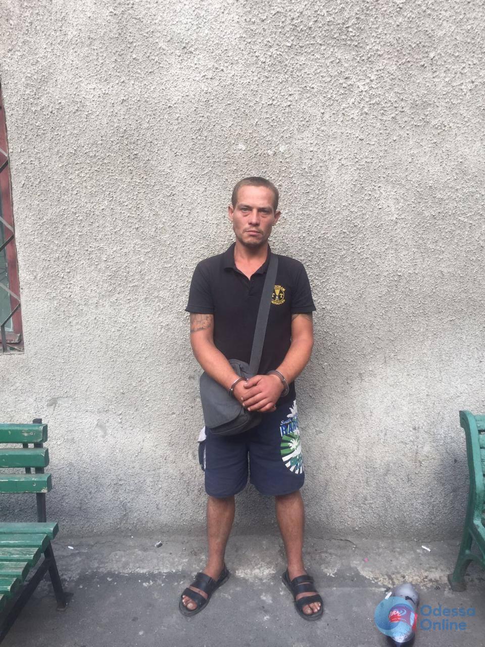Бывший зэк избил мужчину в центре Одессы, чтобы забрать телефон