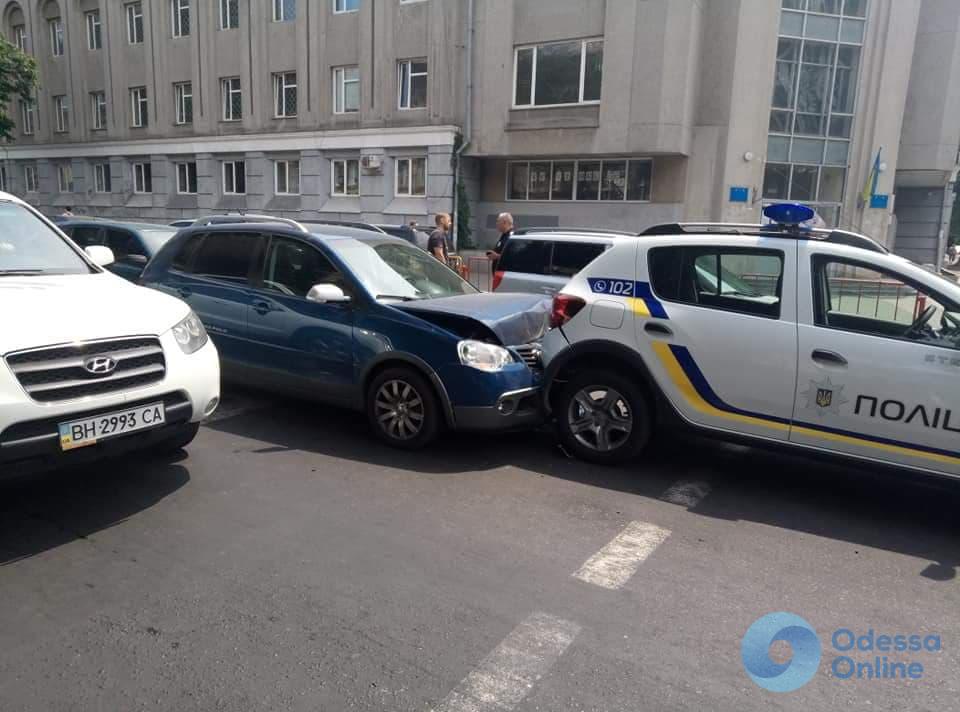 Одесский «гонщик» въехал в зад полицейской машины