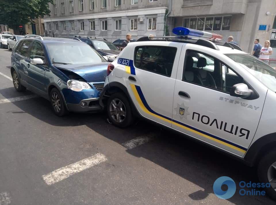Одесский «гонщик» въехал в зад полицейской машины