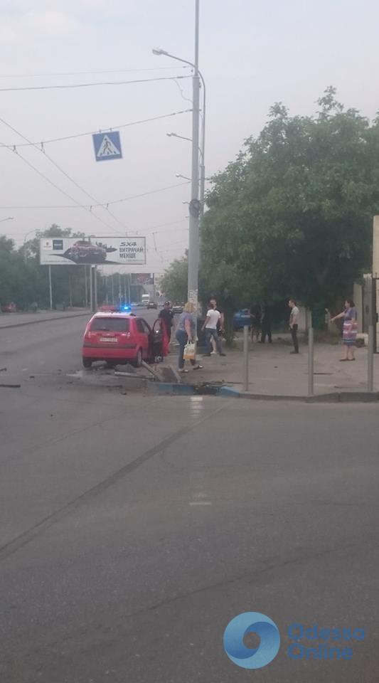 В Одессе Hyundai врезался в металлическое ограждение