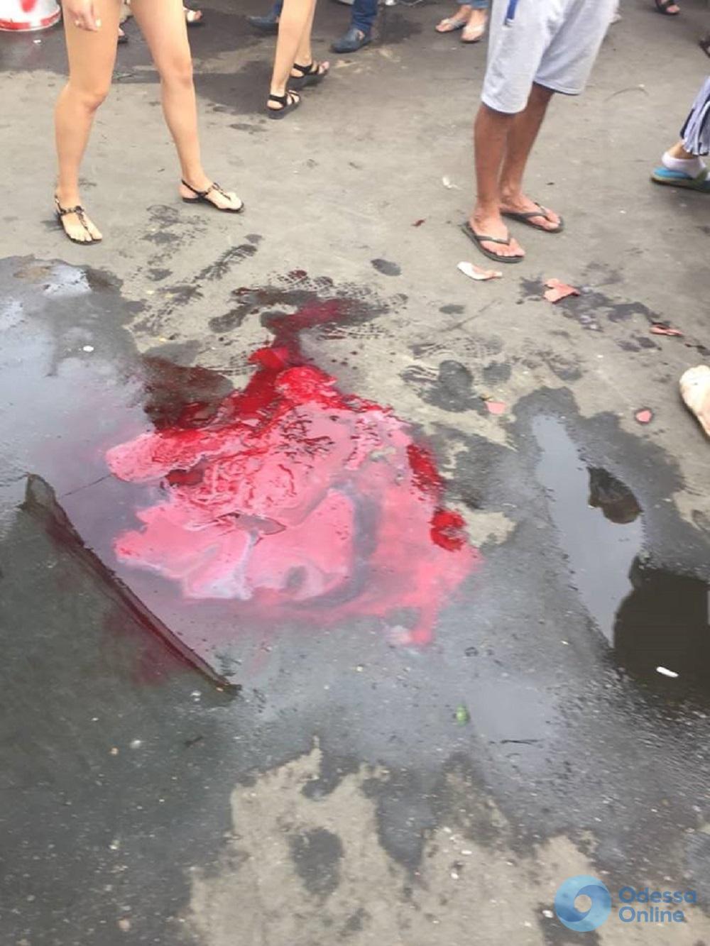 Истекал кровью: на одесском «Привозе» избили парня (обновляется)