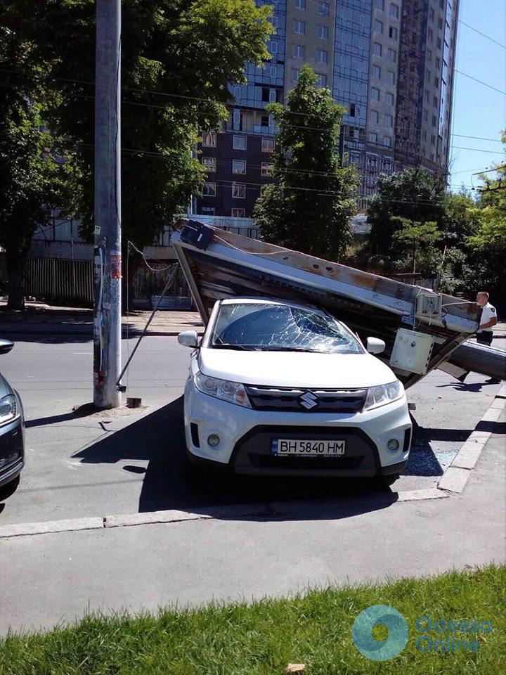 В Одессе рекламный щит упал на Suzuki