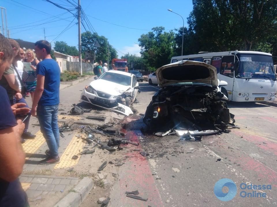 В Одессе Volkswagen врезался в бетонные плиты и столкнулся с другим авто