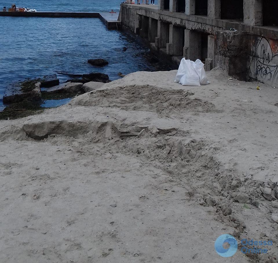 Одесса: с бесплатного пляжа возле «замка Гарри Поттера» воруют песок