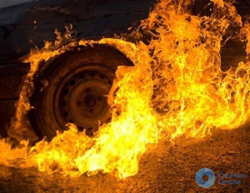 Ночью в Одессе горели сразу четыре автомобиля
