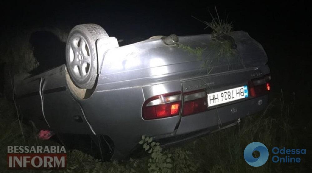 На трассе Одесса-Рени автомобиль вылетел с дороги и перевернулся на крышу