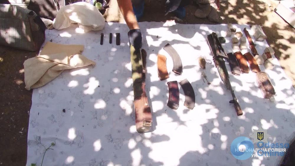 Гранатомет, автомат Калашникова и 600 патронов: в Одесской области обнаружили арсенал оружия в спортивных сумках