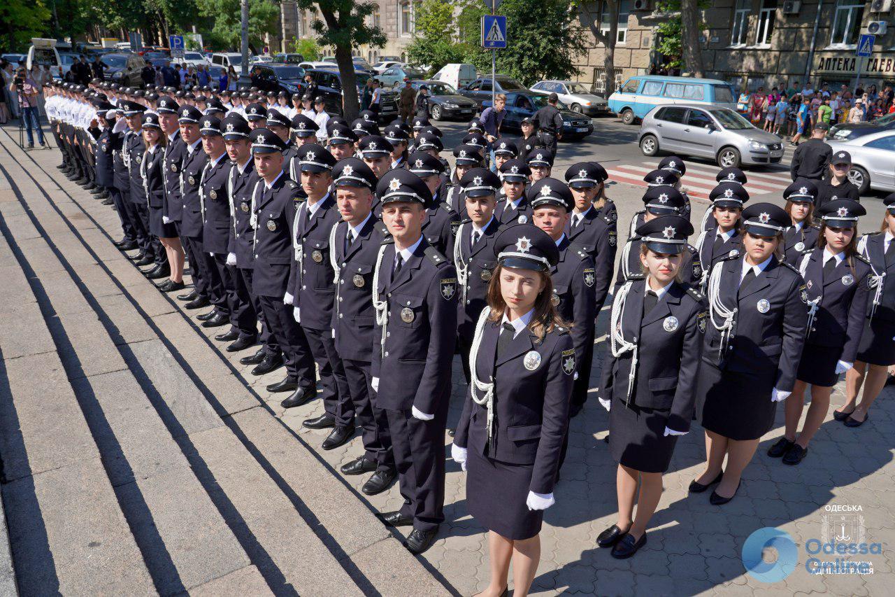 Ряды одесской полиции пополнились сотней выпускников университета внутренних дел