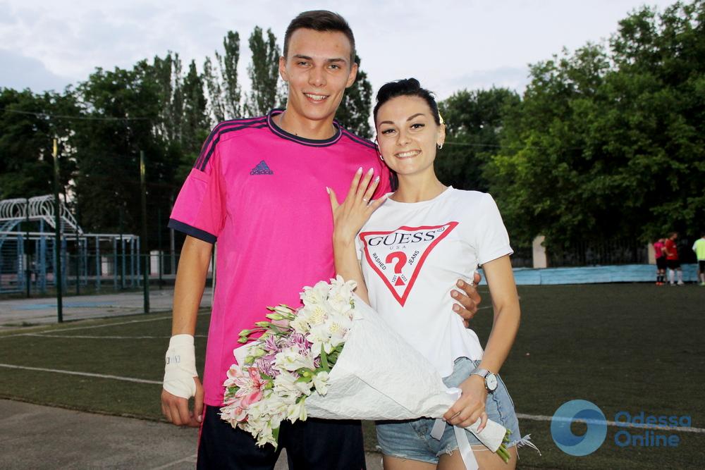 Одессит сделал предложение своей возлюбленной во время игры прямо на мини-футбольной площадке (фото, видео)