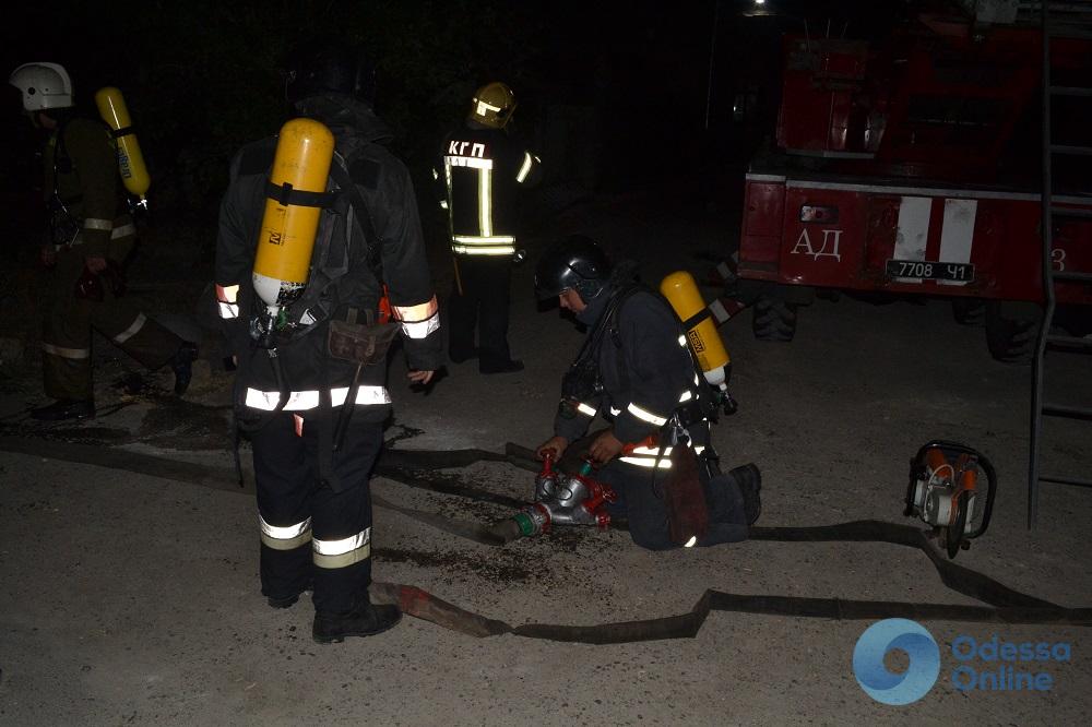 Ночной пожар в центре Одессы повредил несколько квартир и крышу дома