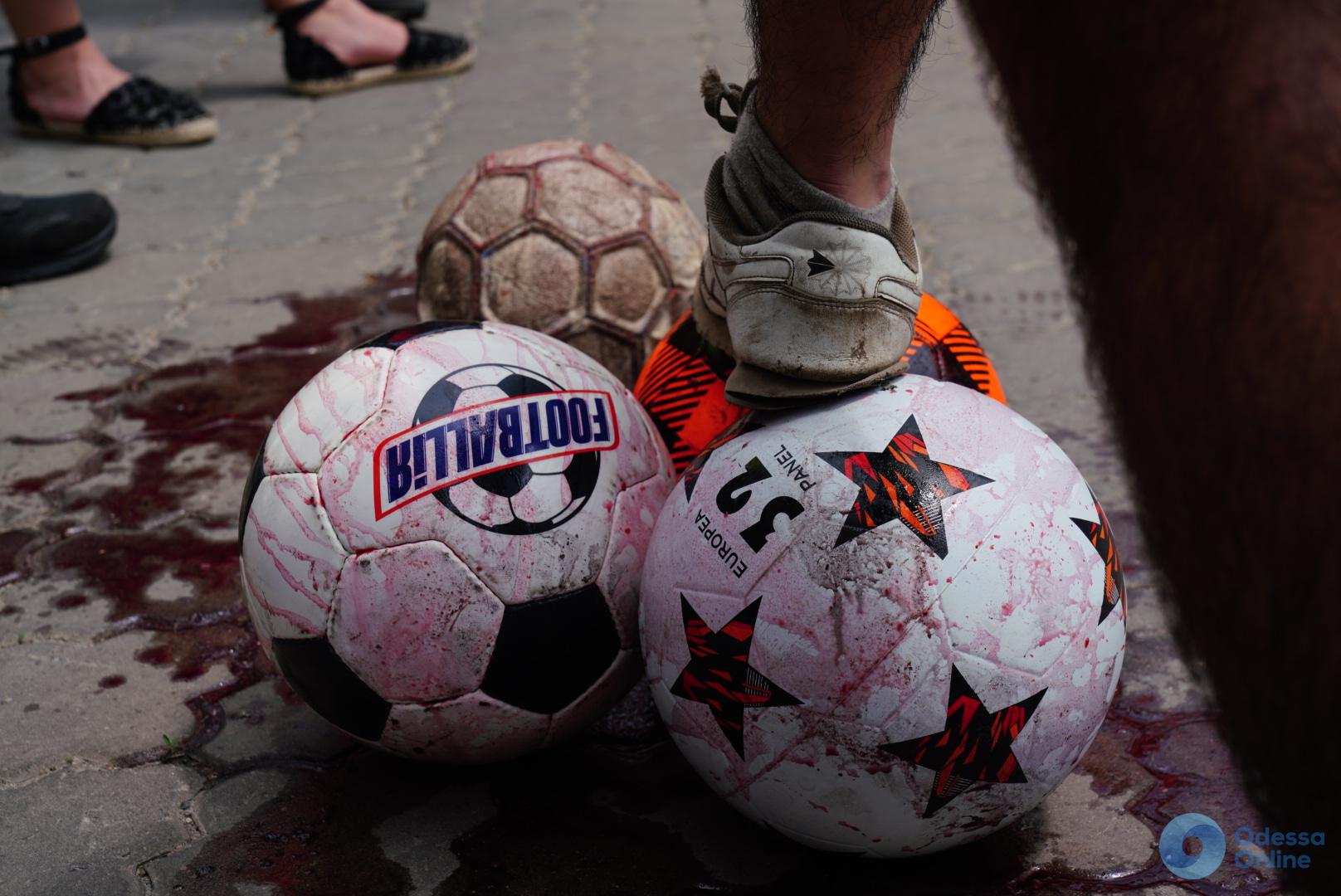 В Одессе активисты забросали генконсульство России «кровавыми мячами»