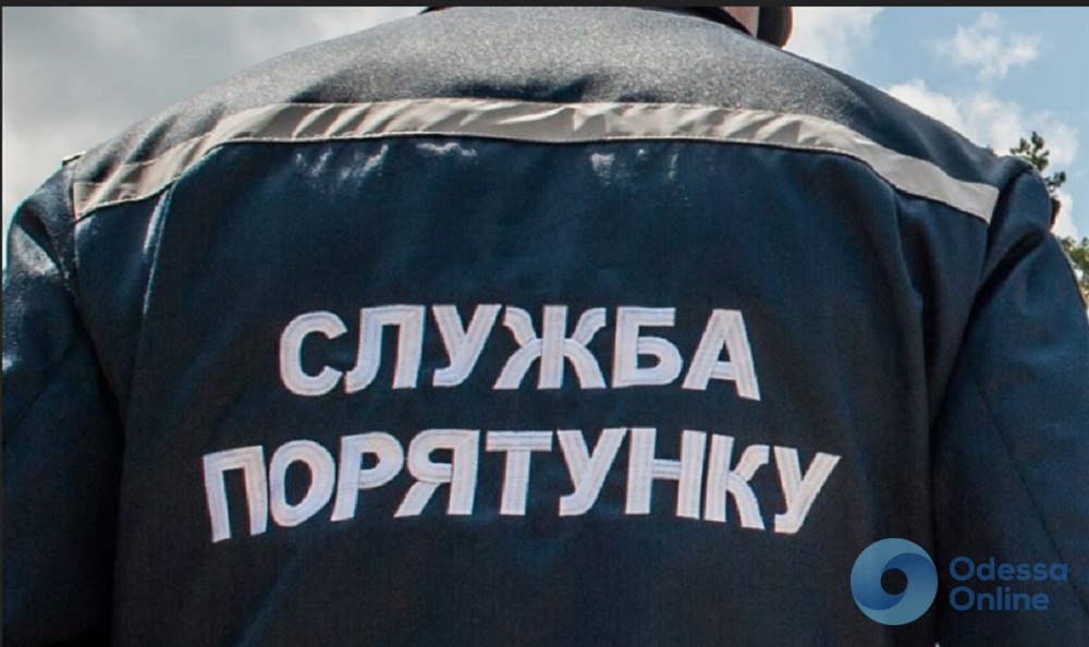В Одесской области спасатели доставали из кювета легковушку