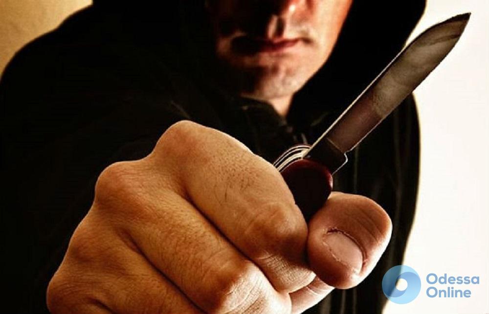 Приставил нож к горлу продавца: в Одесской области грабитель получил 7 лет тюрьмы с конфискацией