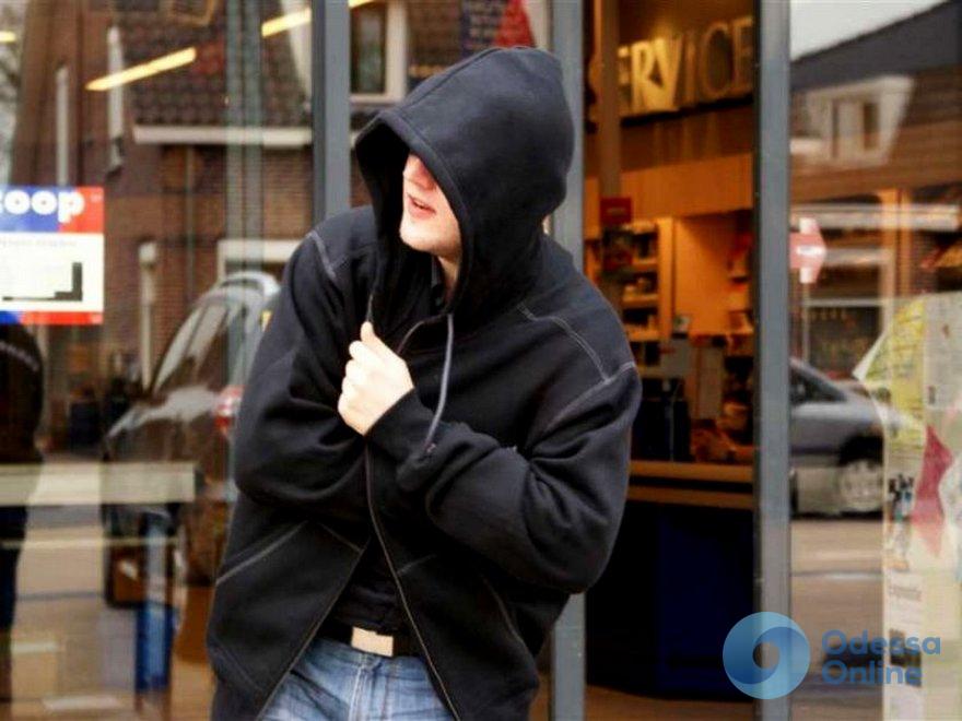 Одессит украл из магазина одежды на 7 тысяч гривен