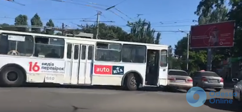 В Одессе столкнулись троллейбус и легковушка: трамваи стоят в пробке