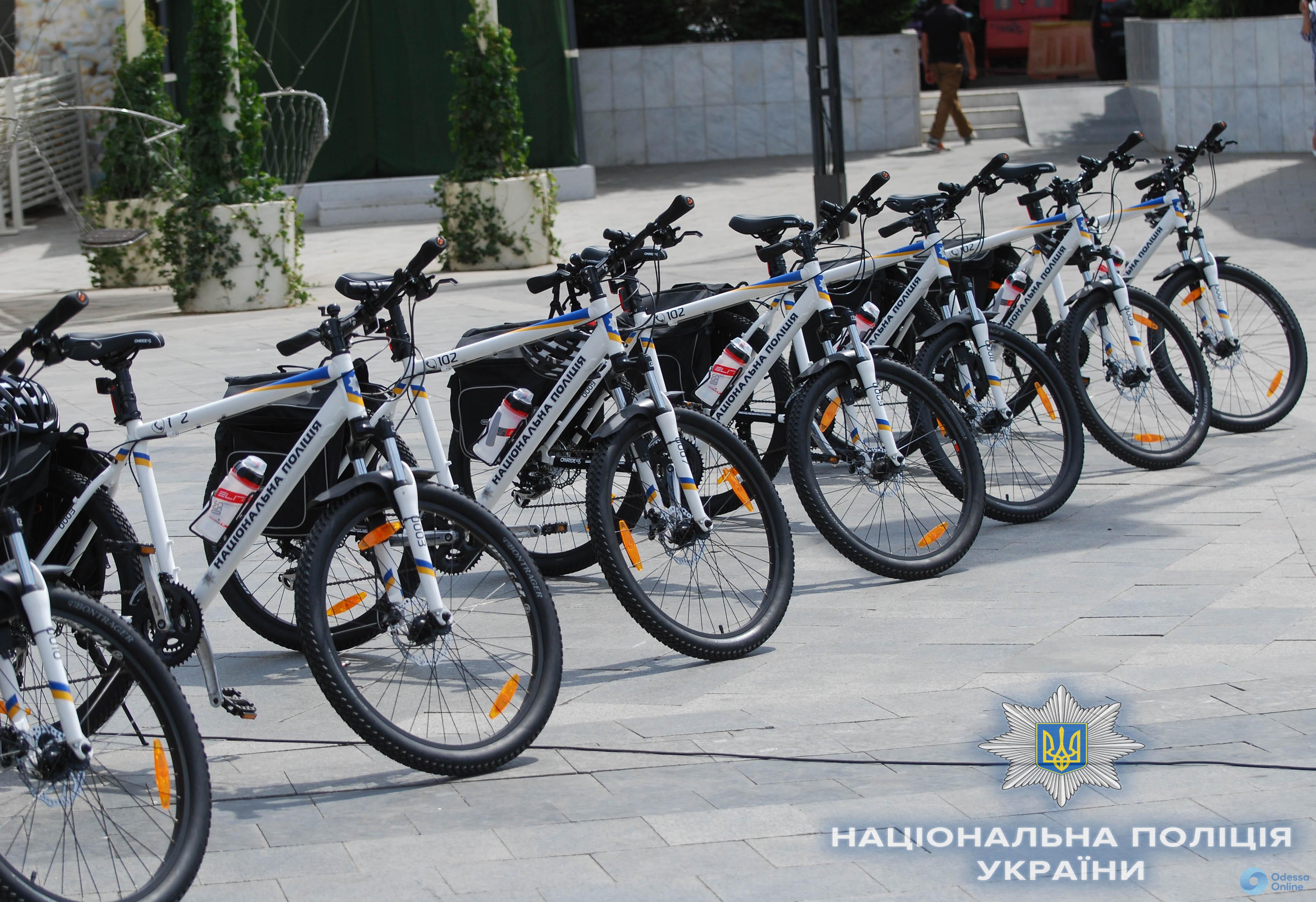 Велосипеды и униформа: одесская турполиция получала подарки