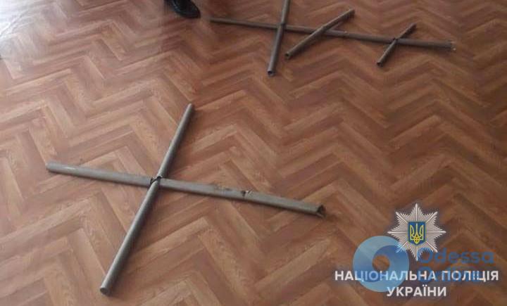 Житель Одесской области сдал на металлолом кладбищенские кресты