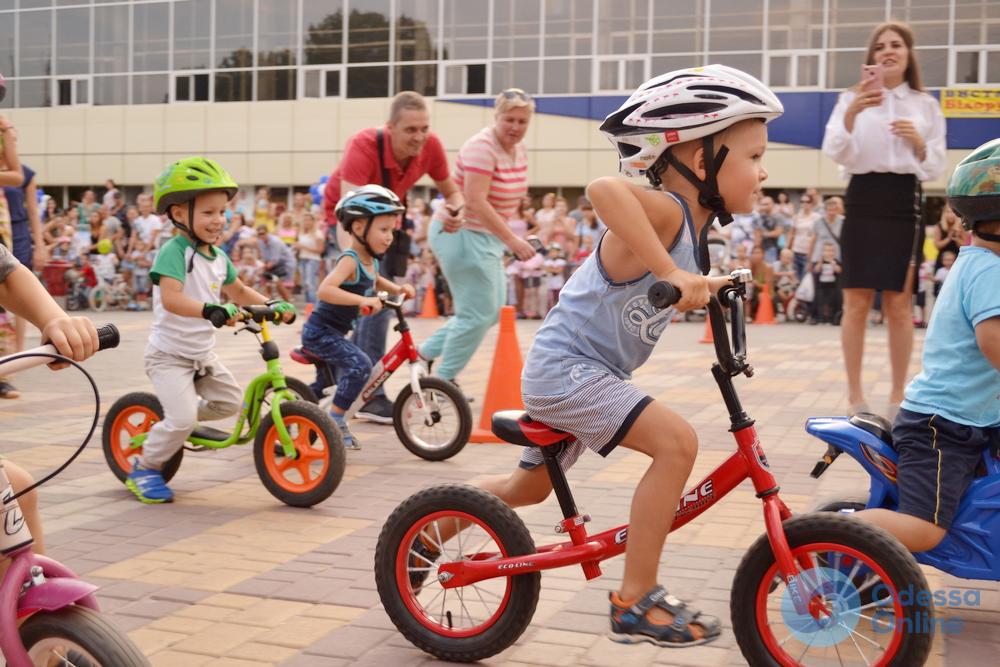 «Крути педали»: в Черноморске прошел веселый спортивный велопраздник для детей (фоторепортаж)