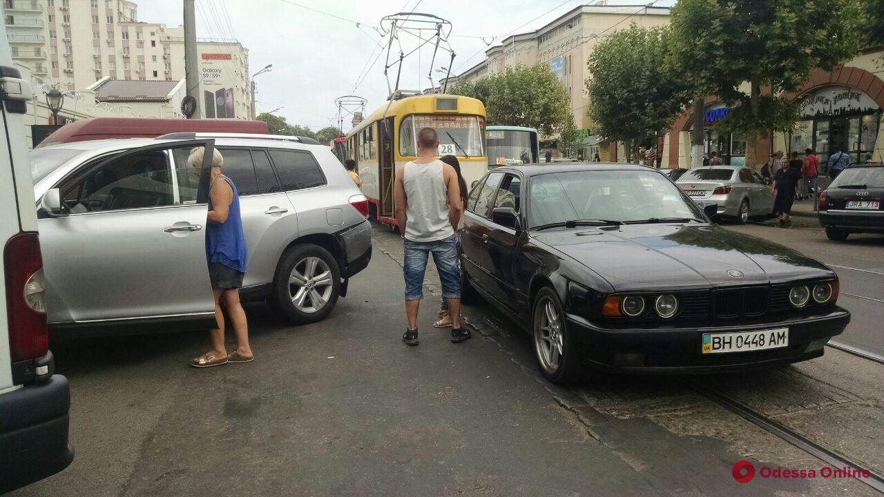 Одесса: автоледи дважды врезалась в одну и ту же машину