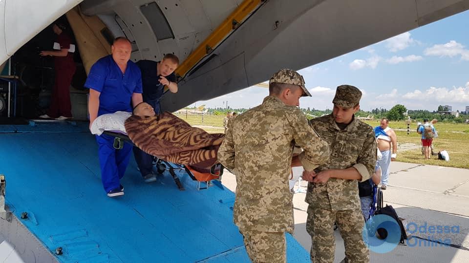 В Одессу прибыл очередной борт с ранеными бойцами (обновлено)
