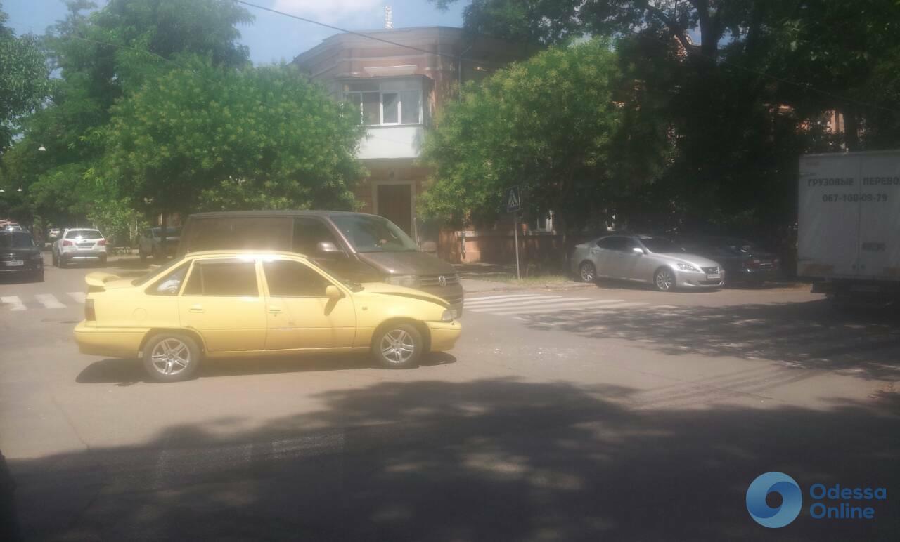 В Одессе столкнулись микроавтобус и легковушка