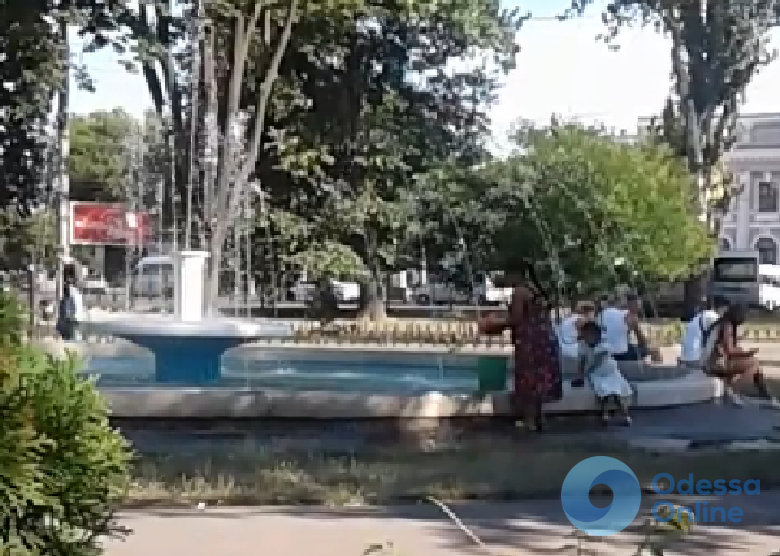 В Одессе ромы устраивают «постирушки» прямо в фонтане