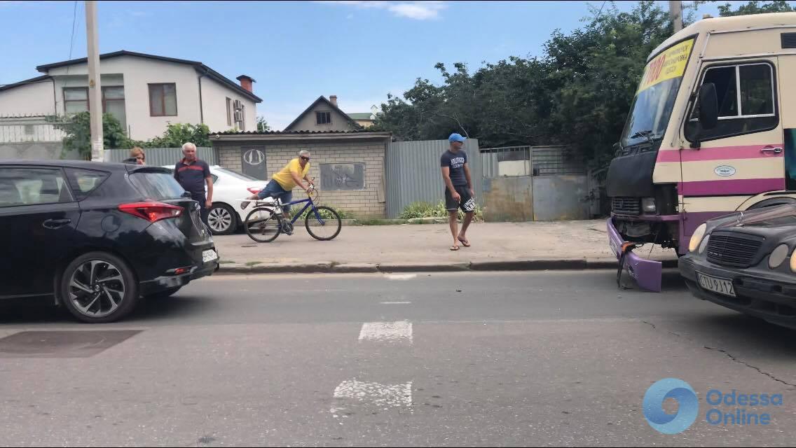 В Одессе маршрутка врезалась в легковушку