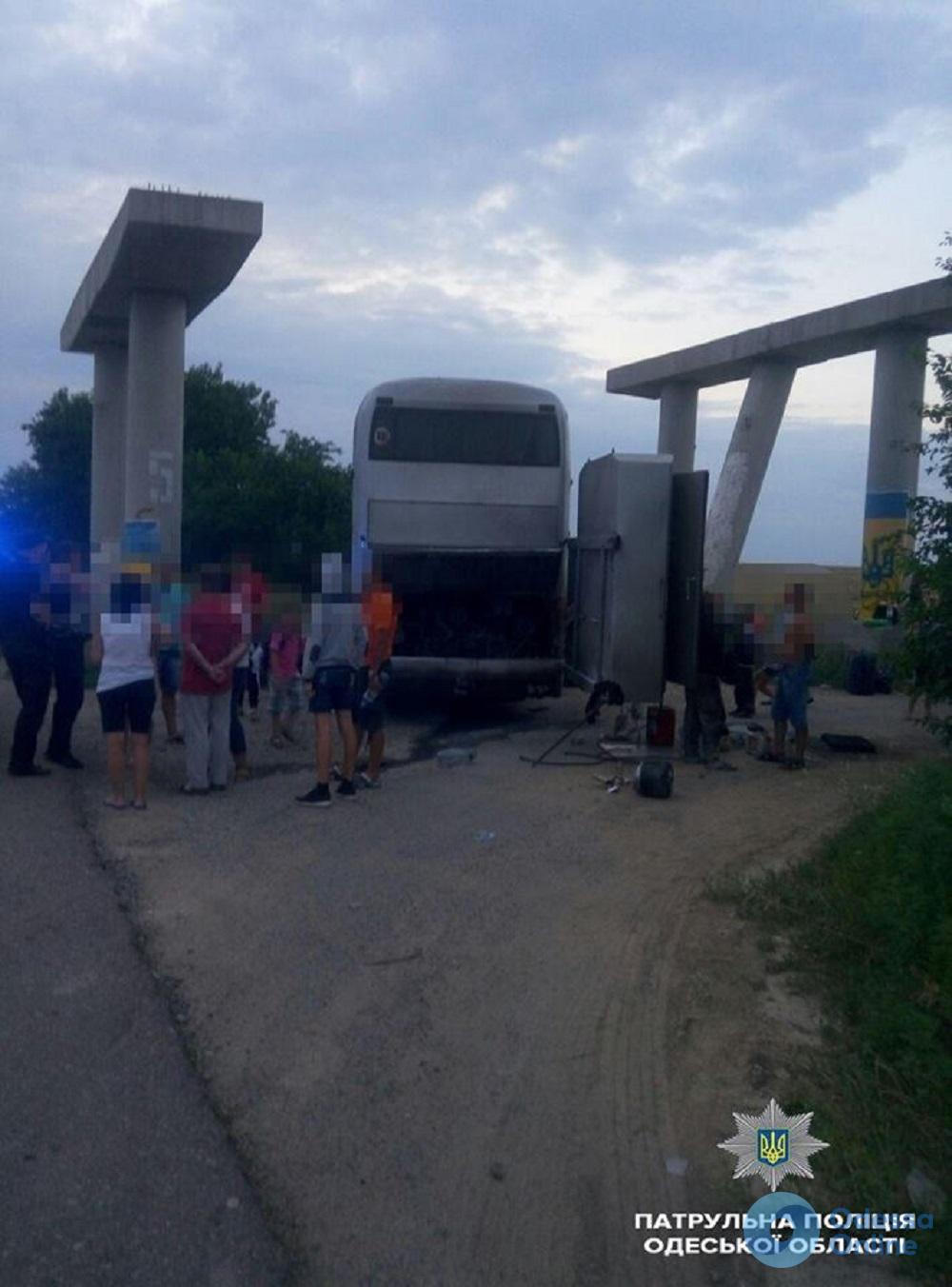 На трассе Киев-Одесса загорелся экскурсионный автобус с детьми