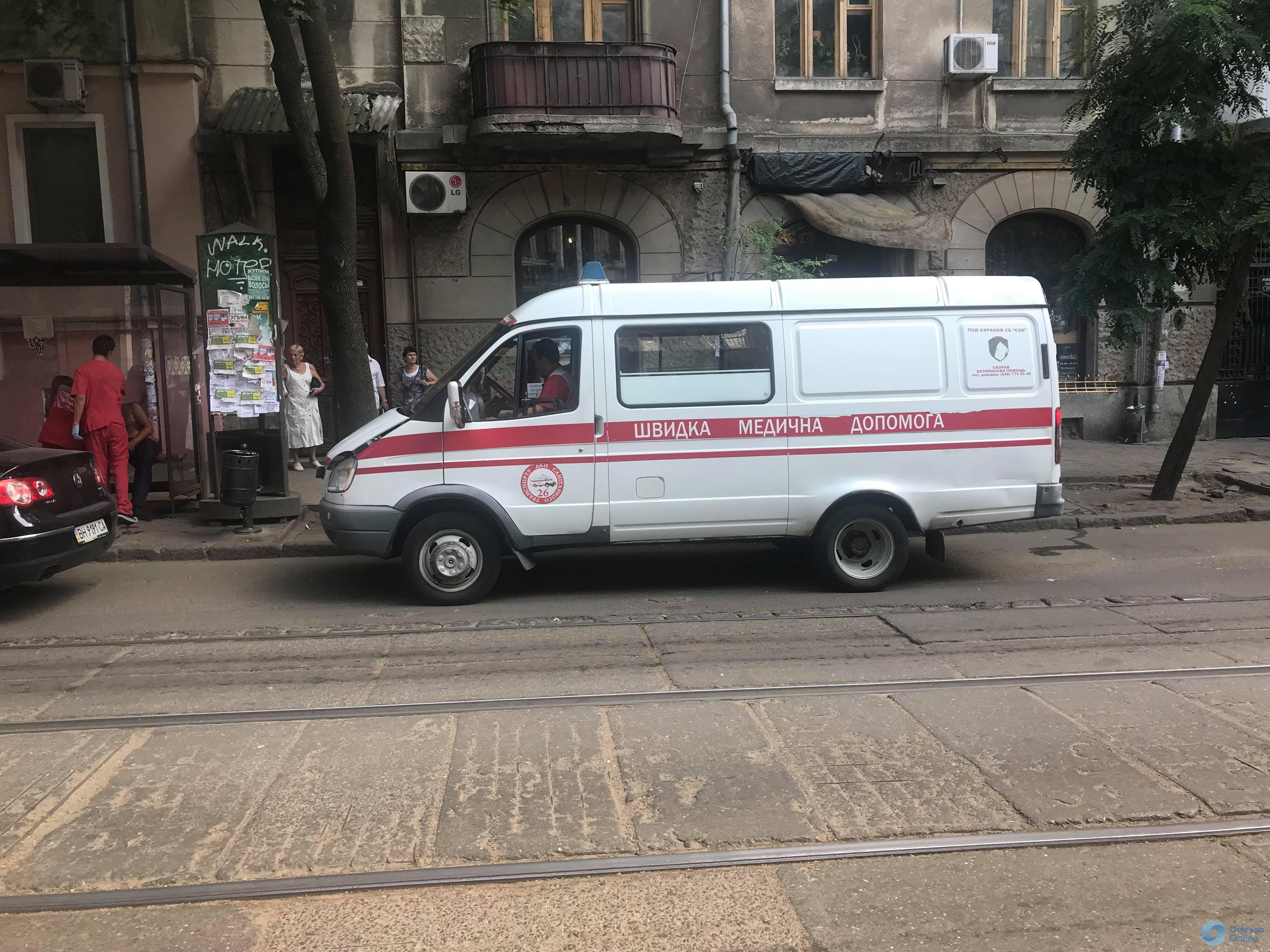 В Одессе мужчина упал со ступенек трамвая и разбил голову