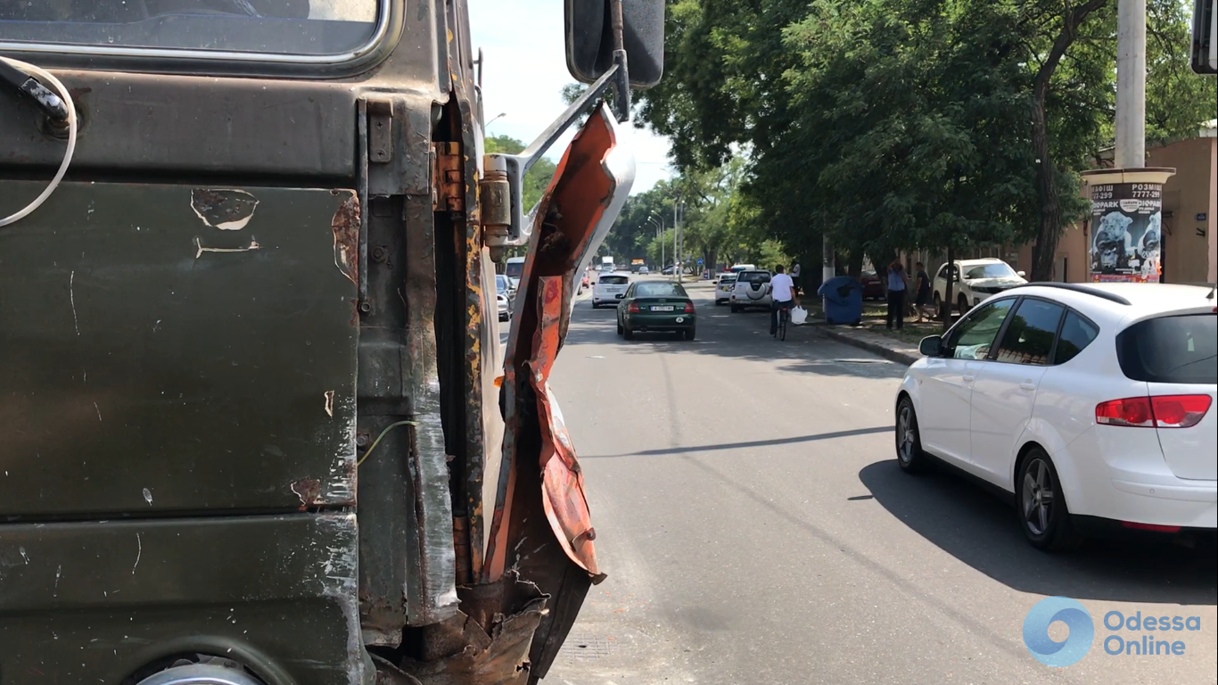 Ехал по встречке: в Одессе «притерлись» бетономешалка и внедорожник