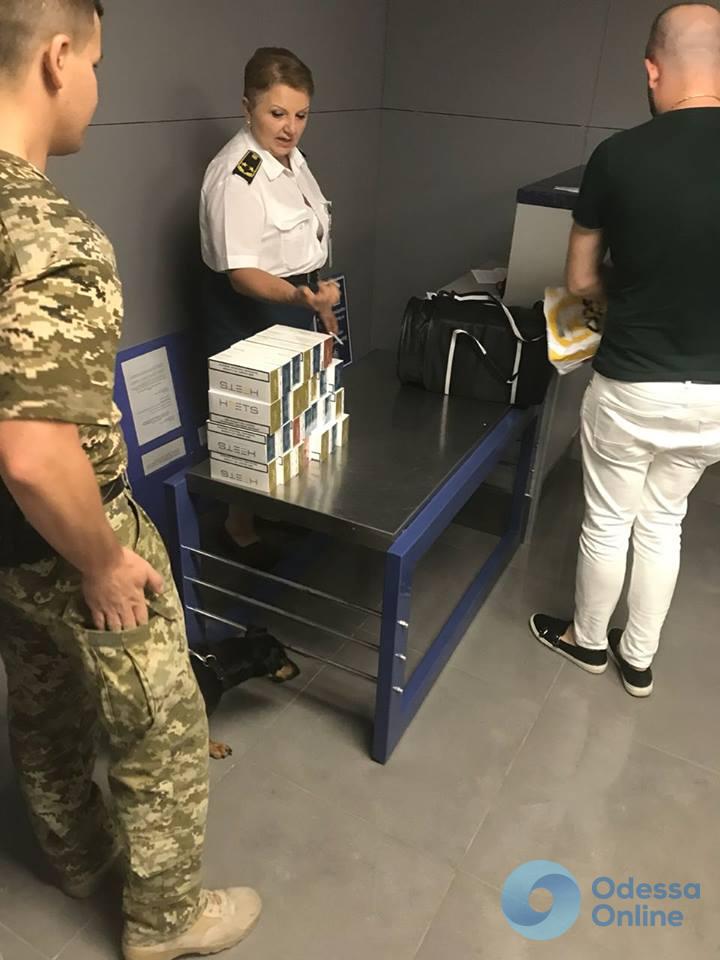 В Одессе пограничники обнаружили контрабандные стикеры для курения В Одессе пограничники обнаружили контрабандные стикеры для курения