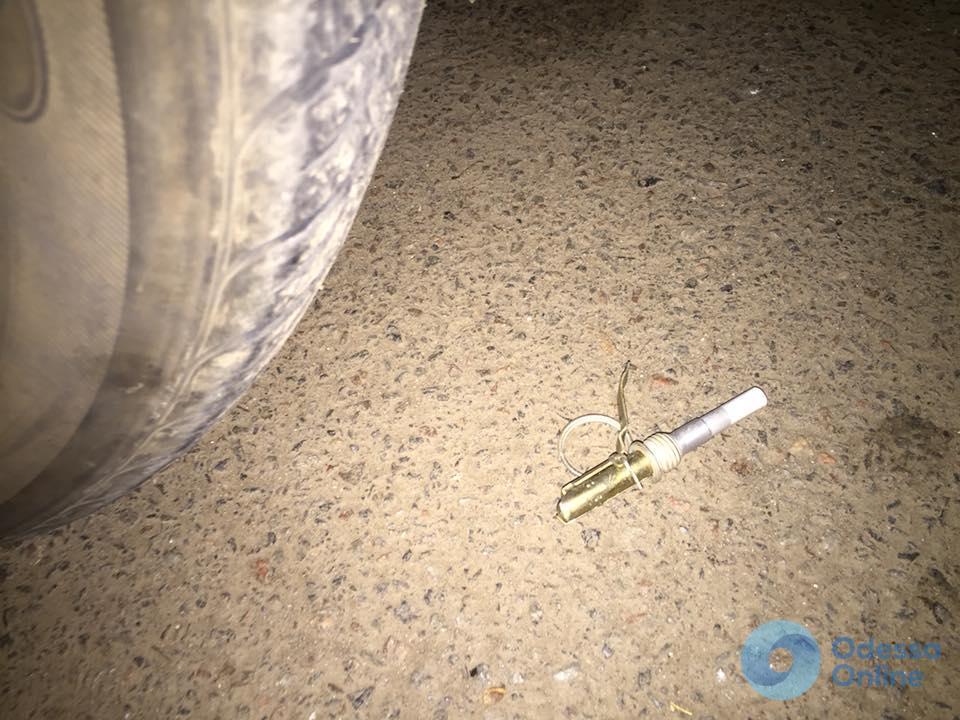 В Одессе полицейские достали из-под машины запал от гранаты (обновлено)